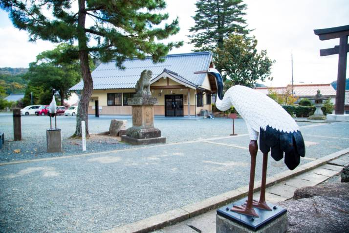 物部神社の参道両端にある鶴の像
