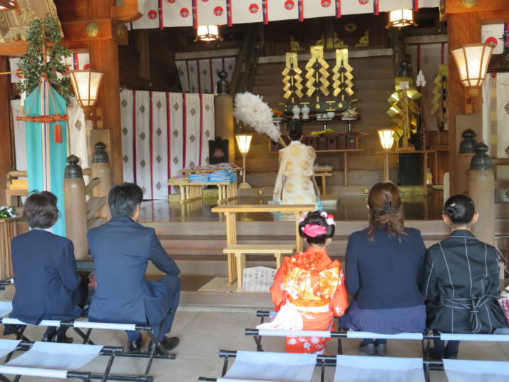 物部神社の七五三詣でお祓いをする神職