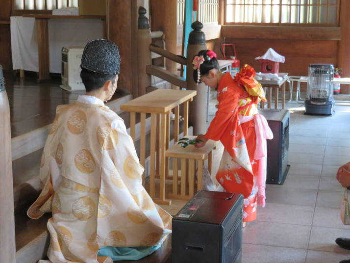物部神社の七五三詣で玉串奉奠の儀を行う子ども