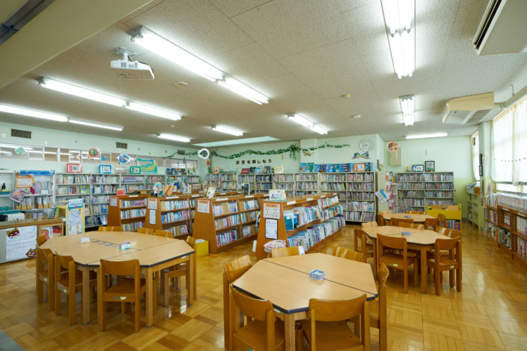 森村学園初等部の図書館