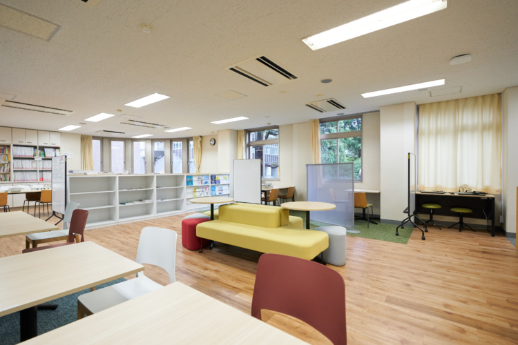 武蔵野大学中学校・高等学校の進路相談および自学スペース