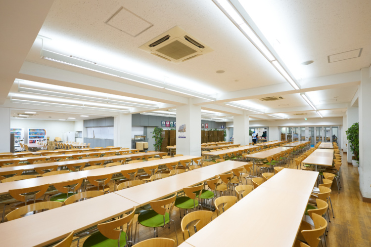 武蔵野大学中学校・高等学校の食堂の様子