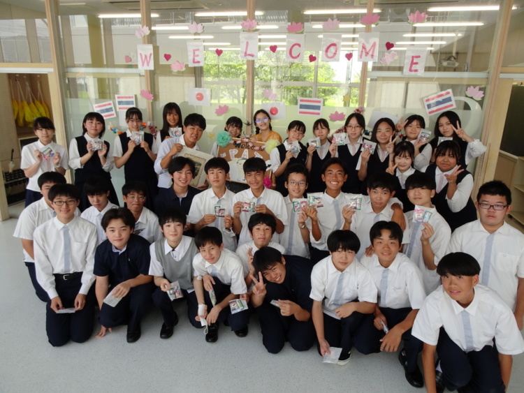 広島なぎさ中学校・高等学校の生徒とタイからの交換留学生の記念写真