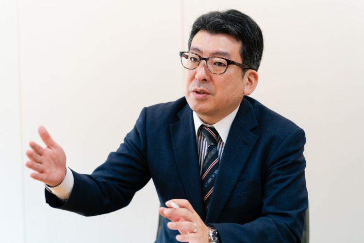 中村中学校・高等学校の教頭・入学対策部部長の江藤健先生がインタビューに応えるようす