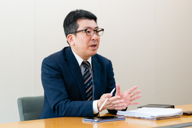 中村中学校・高等学校の教頭・入学対策部部長の江藤健先生がインタビューに応えるようす
