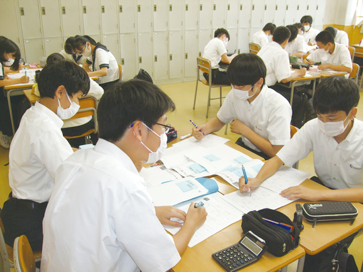 奈良学園登美ヶ丘の生徒たちがグループで探究学習に取り組むようす