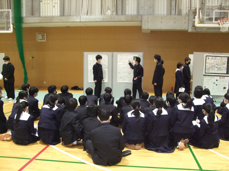 奈良学園登美ヶ丘の生徒たちが探究成果の発表を行うようす