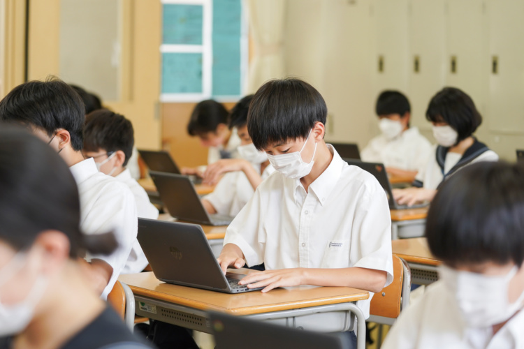 奈良学園登美ヶ丘の生徒たちがパソコンを使って授業を受けるようす