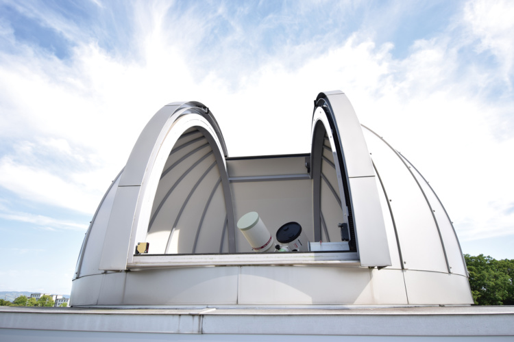 奈良学園登美ヶ丘の校舎の屋上に設置された天体観測ドーム