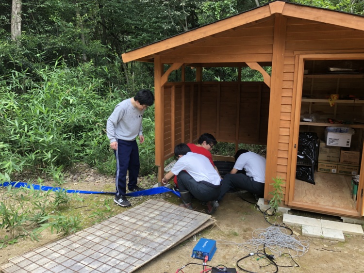 奈良学園中学校・高等学校の生徒が井戸をつくっているようす