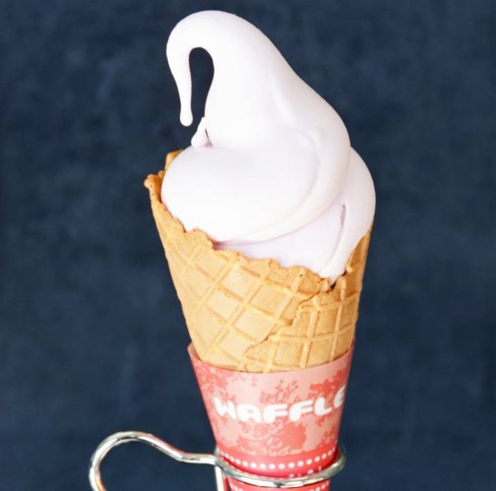 「道の駅なるさわ」内の「軽食堂」で販売される「富士桜ソフトクリーム」
