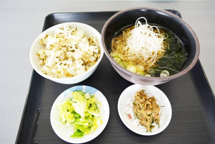 「道の駅なるさわ」内の「軽食堂」で提供される「鳴沢菜ご飯セット」