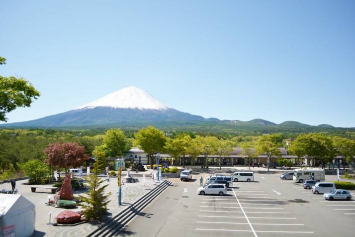 「道の駅なるさわ」の駐車場と富士山の眺望