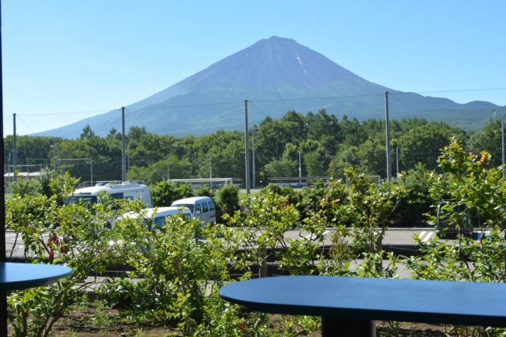 「道の駅なるさわ」内の「軽食堂」内から望む富士山