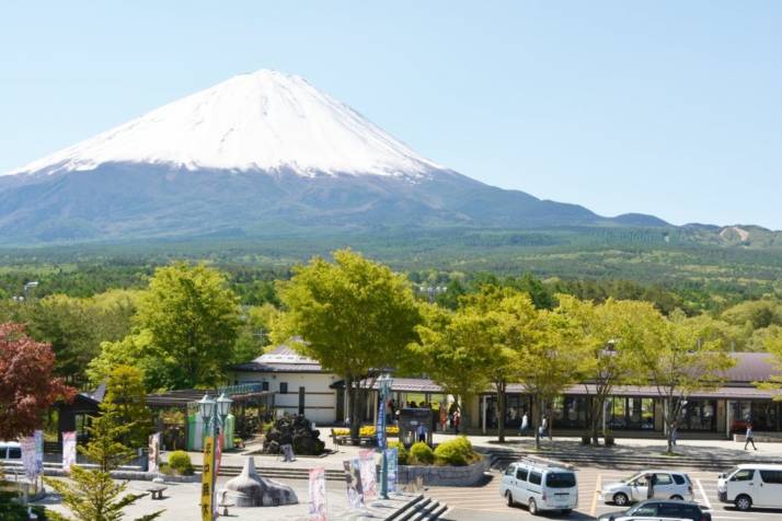 「道の駅なるさわ」の駐車場と富士山の眺望