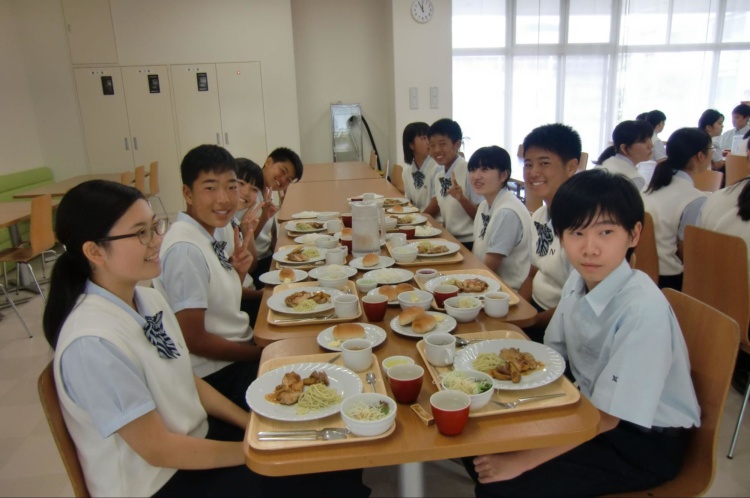 日南学園中学校・高等学校の食堂での様子