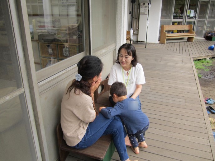 神奈川県横浜市の瀬谷区地域子育て支援拠点「にこてらす」での育児相談の様子