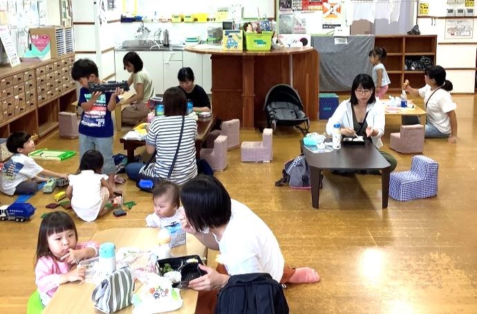 神奈川県横浜市にある瀬谷区地域子育て支援拠点「にこてらす」のランチタイムの様子