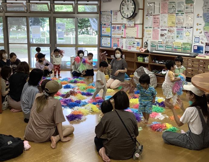 神奈川県横浜市の瀬谷区地域子育て支援拠点「にこてらす」で遊ぶ子どもたち