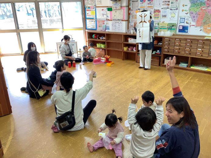 神奈川県横浜市の瀬谷区地域子育て支援拠点「にこてらす」での読み聞かせイベントの様子