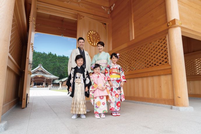 新潟縣護國神社の七五三パックで家族写真を撮るファミリー