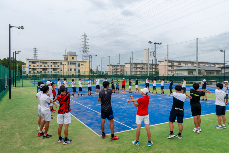 西大和学園中学校・高等学校のテニスコートに集まる生徒たち