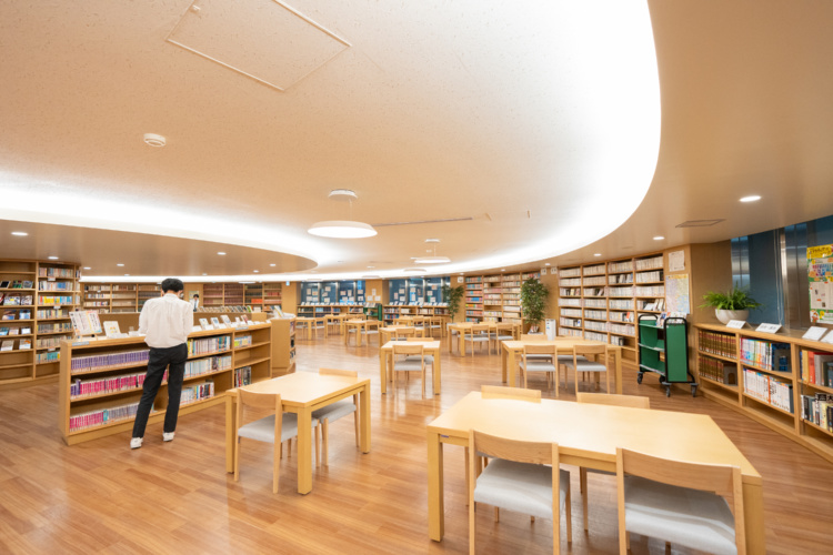 日本工業大学駒場中学校・高等学校の図書館の内観