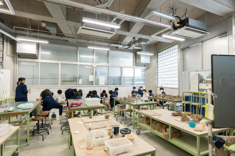 日本工業大学駒場中学校・高等学校の陶芸の授業風景