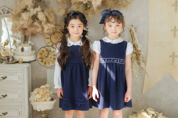 紺色のワンピースを着た女の子2人の写真