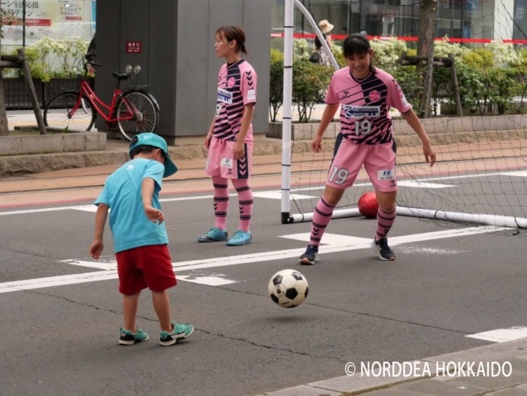 「ノルディーア北海道」の選手たちと地元の子どもたち