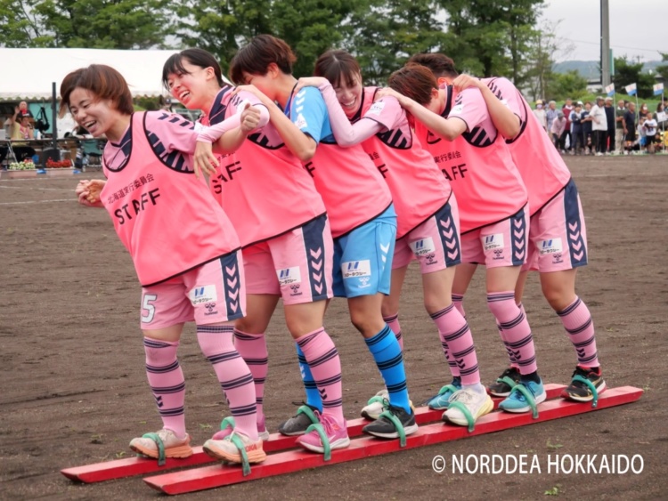 北海道厚真町の運動会に参加する「ノルディーア北海道」の選手たち