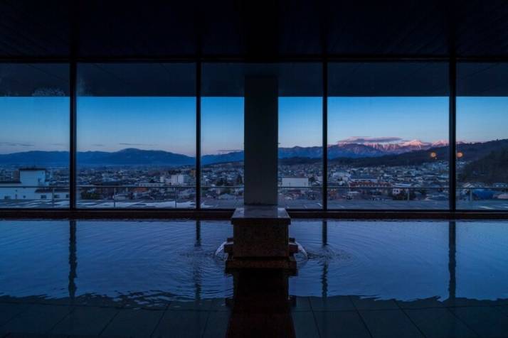 onsen hotel OMOTOの大浴場の風景