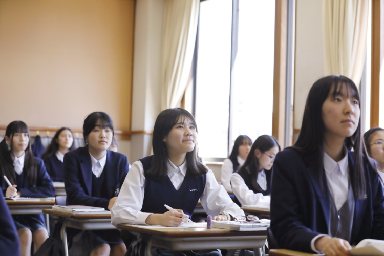 授業を受ける大阪女学院中学校・高等学校の生徒