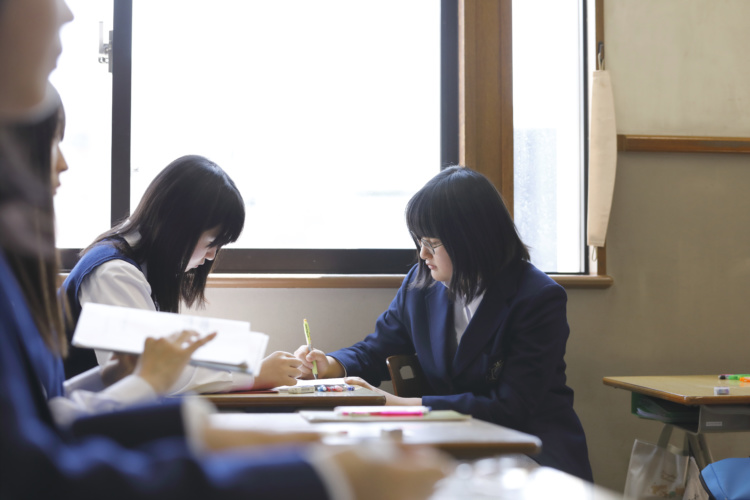 教室で勉強をする大阪女学院中学校・高等学校の生徒