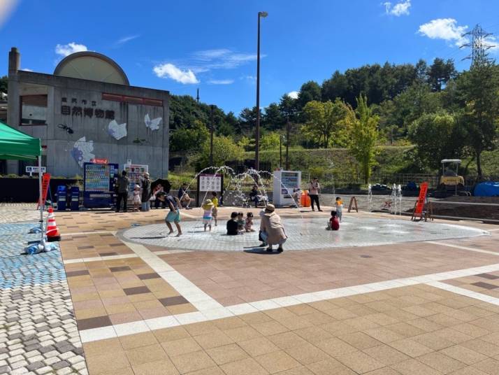 長野県塩尻市の「道の駅 小坂田公園」にある噴水広場