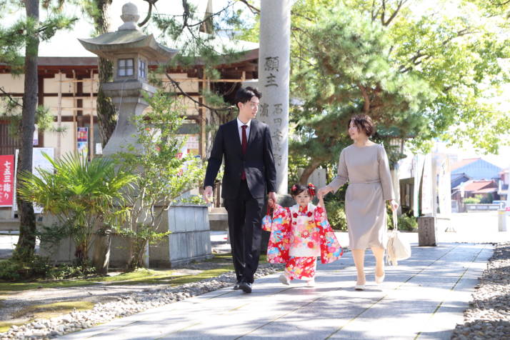 石川県小松市にある莵橋神社へと向かう家族