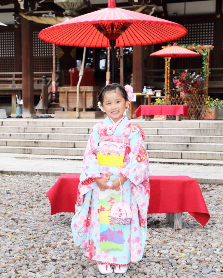 石川県小松市にある莵橋神社で七五三詣をした女の子