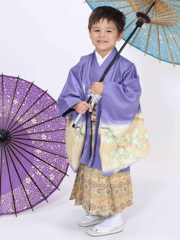 石川県小松市にある莵橋神社のスタジオで七五三用の写真を撮る男の子