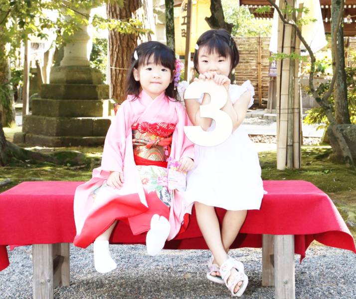 石川県小松市にある莵橋神社で七五三の記念撮影をしている女の子たち