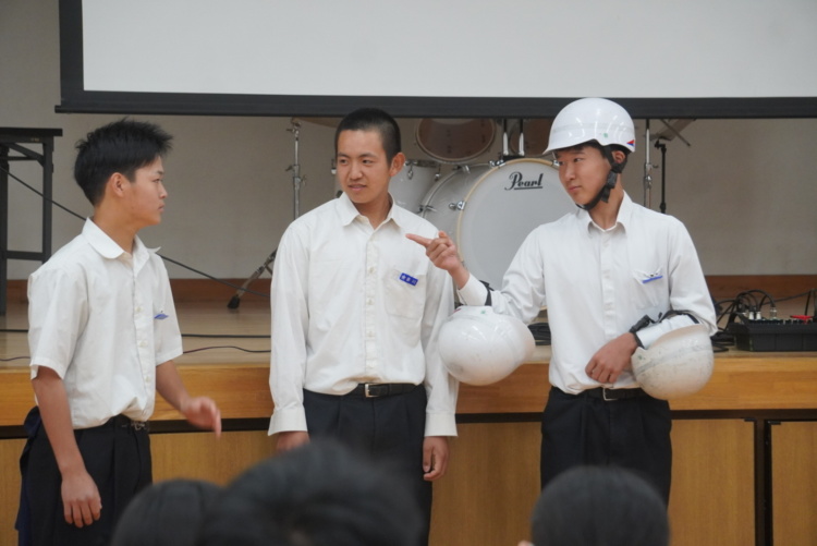 大手前高松中学・高等学校のパフォーマンスの授業でお笑いのネタを披露する生徒たち