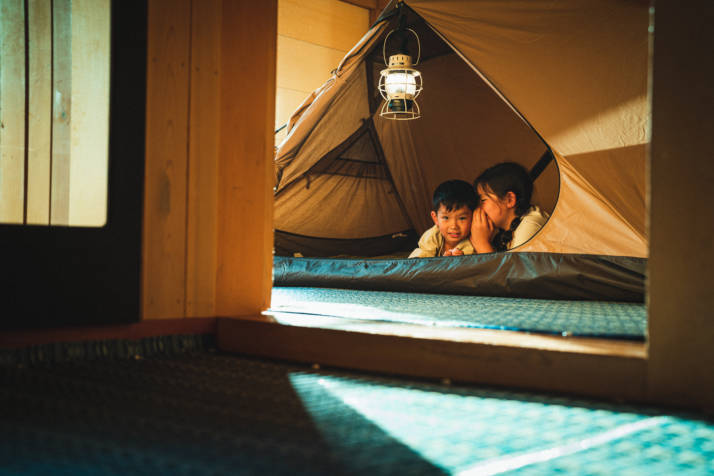 岐阜県郡上市にある「Outdoor Village 373」のコテージに設置されているテント