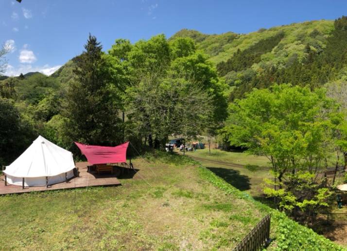 「上小川レジャーペンション」の高台に設営された「グランピング用テント」