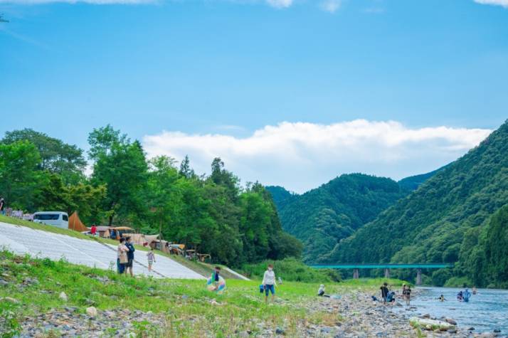 「上小川レジャーペンション」の場内を流れる久慈川での川遊びの様子（夏）