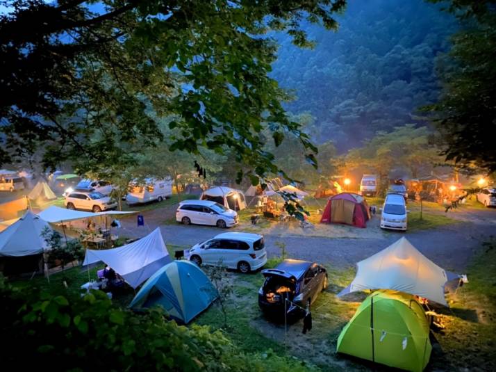 「上小川レジャーペンション」の「オートキャンプサイト」でのキャンプ風景（夕刻）