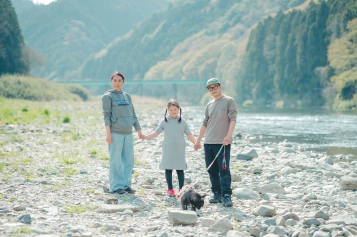 「上小川レジャーペンション」の場内を流れる久慈川沿いを散歩するお子さま連れファミリー