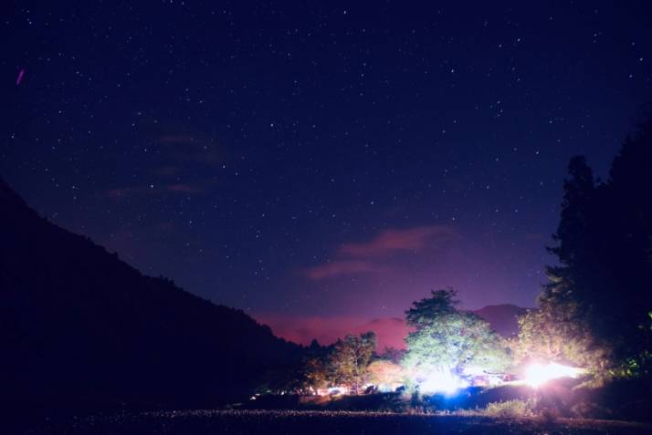 「上小川レジャーペンション」の「オートキャンプサイト」と星空（夜）