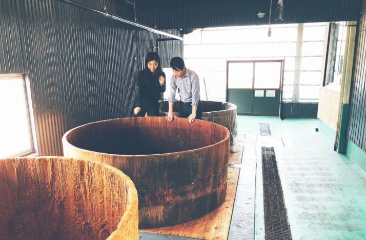ぷらむ工房工場見学で見られる100年以上使用されている本木樽
