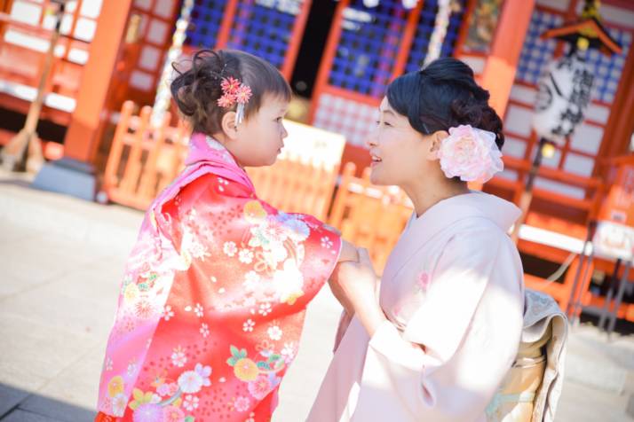 埼玉県さいたま市にある「フォトスタジオミルフィーユ 浦和店」と神社で撮影する母子