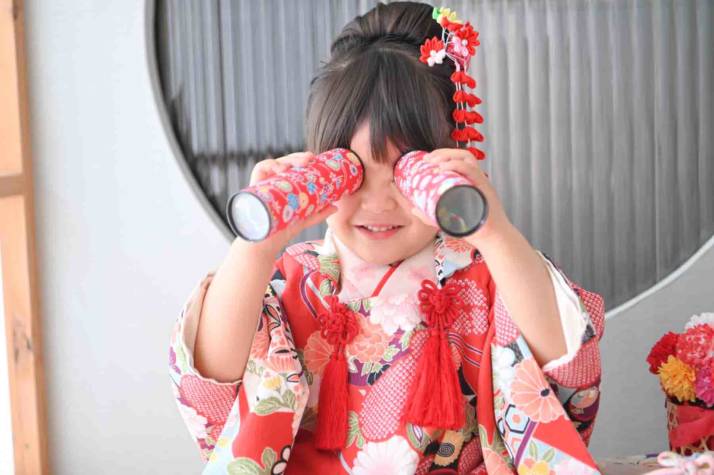 埼玉県さいたま市にある「フォトスタジオミルフィーユ 浦和店」で万華鏡を手にしている女の子