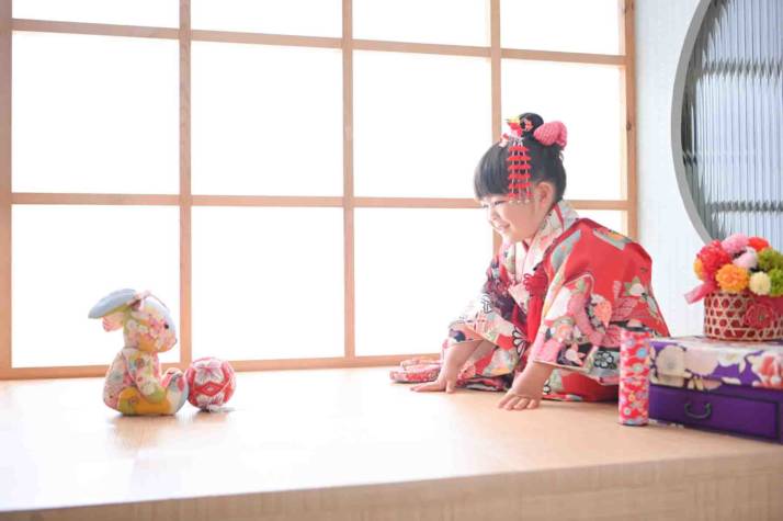 埼玉県さいたま市にある「フォトスタジオミルフィーユ 浦和店」の毬で遊んでいる女の子